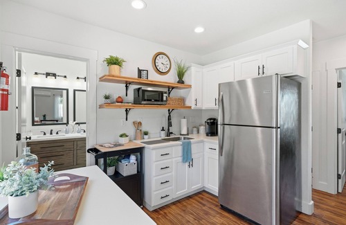 Boulder Creek Cottage | Charming 2BR Cottage Near Bethel-Peaceful Redding Retreat w/Trails Nearby