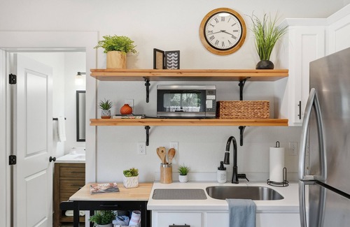 Boulder Creek Cottage | Charming 2BR Cottage Near Bethel-Peaceful Redding Retreat w/Trails Nearby