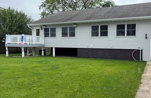 Oshkosh House | Charming 3+ bdrm 3 bath house in Oshkosh on Sawyer Creek & Fox River near EAA