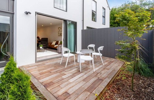 Edgeware House | Charming 3 Bedroom Escape with Carpark