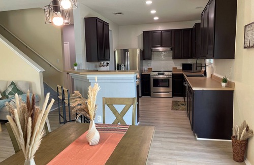 Kyle House | Charming 3-bedroom 6 beds. 2.5 bath. Pools access house with WiFi and AC in Kyle