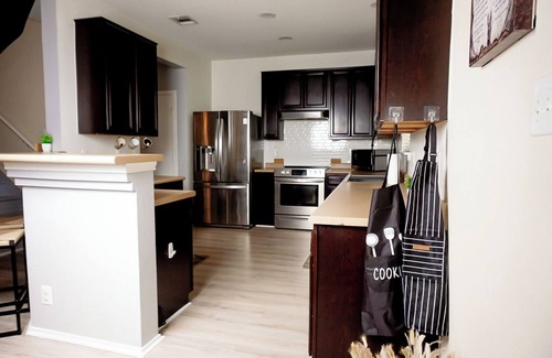 Kyle House | Charming 3-bedroom 6 beds. 2.5 bath. Pools access house with WiFi and AC in Kyle