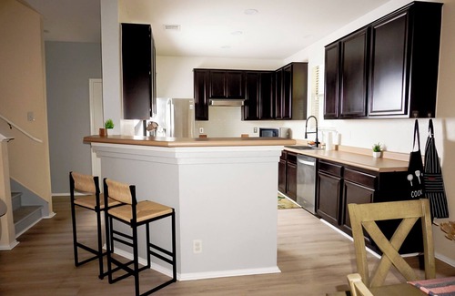 Kyle House | Charming 3-bedroom 6 beds. 2.5 bath. Pools access house with WiFi and AC in Kyle