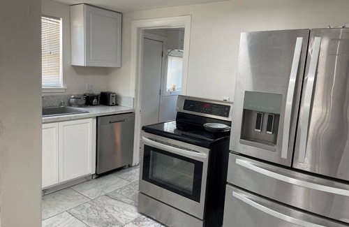 Farmington House | Charming 3-bedroom Calacatta Marble house in serene Farmington CA with WiFi, AC