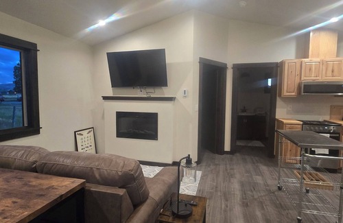 Ennis Cabin | Charming 3-bedroom cabin- minutes from downtown Ennis