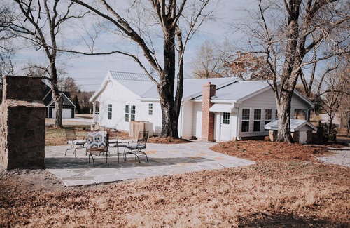 Apison House | Charming 3-bedroom farmhouse in tranquil Apison, near Chattanooga