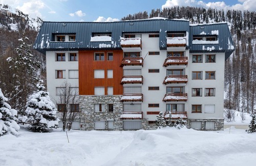 Val-d'Isere Apartment | Charming 3-Bedroom Apartment with South-Facing Balcony Near Ski Slopes in Val-d'Isère