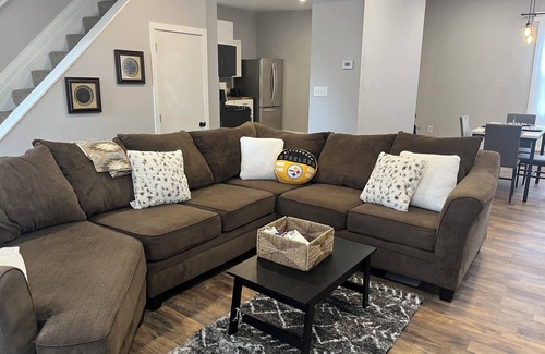 Coraopolis House | Charming 3-bedroom house with WiFi and AC in Pittsburgh suburb