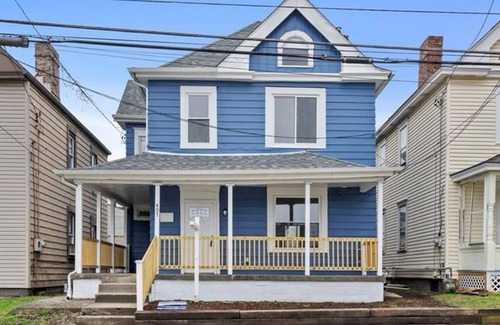 Coraopolis House | Charming 3-bedroom house with WiFi and AC in Pittsburgh suburb