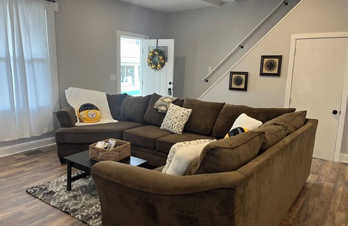 Coraopolis House | Charming 3-bedroom house with WiFi and AC in Pittsburgh suburb