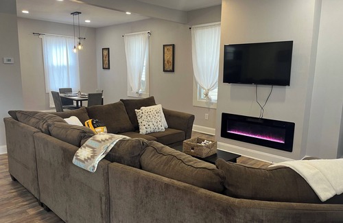 Coraopolis House | Charming 3-bedroom house with WiFi and AC in Pittsburgh suburb