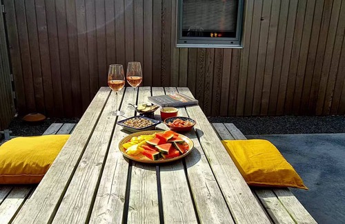 Holwerd House | Charming 3 bedroom house with fireplace, jacuzzi and sauna "Wellness op'e Klaai"