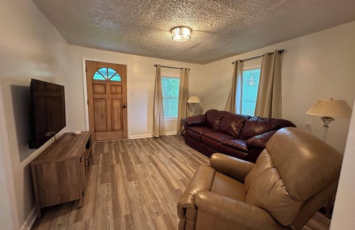 Albany House | Charming 3-bedroom house with WiFi, AC just 2 miles from Dale Hallow lake