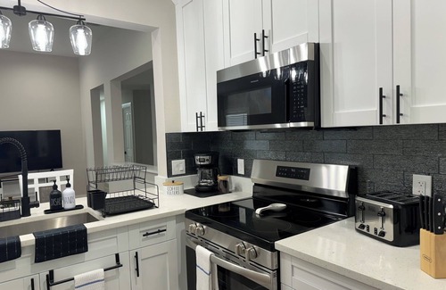 Seffner Community Alliance House | Charming 3-bedroom house in Tampa: Free parking, Pet Friendly, Full Kitchen