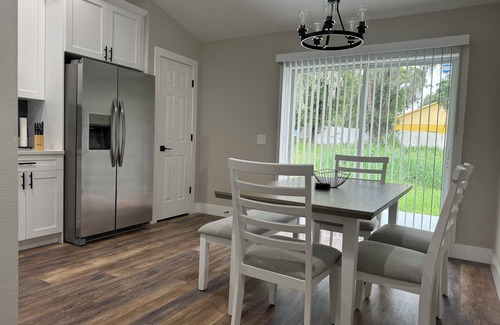 Seffner Community Alliance House | Charming 3-bedroom house in Tampa: Free parking, Pet Friendly, Full Kitchen