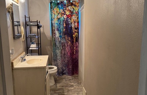 Sulphur House | Charming 3-bedroom house in Sulphur with AC