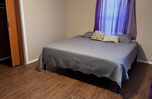 Sulphur House | Charming 3-bedroom house in Sulphur with AC