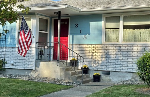 Dayton House | Charming 3 BR 2 Bath in historic Dayton: Discover Blue Mountains and More!