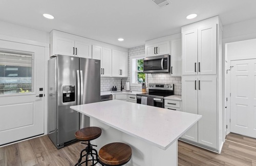 Georgetown House | Charming 3BR/2BA Home Near Historic Georgetown Square Sleeps 6 Large Backyard