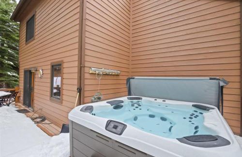 Breckenridge House | Charming 3BR with Hot Tub Walk to Town and Skiing