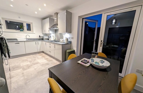 Llanwern House | Charming 4-bed House in Newport