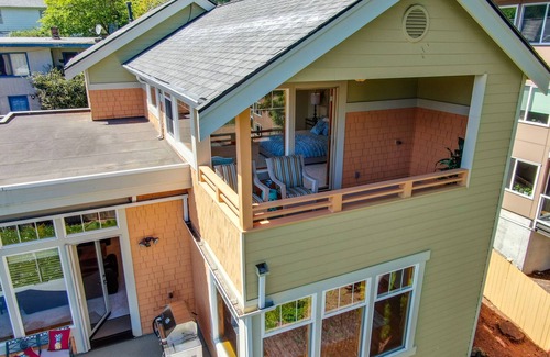 Lake Forest Park House | Charming 4-bedroom bungalow with AC, office, fireplace & lake view