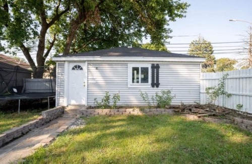 Chicago Ridge House | Charming 4-Bedroom Home Backyard 8 gusts with AC and WiFi in Chicago Ridge