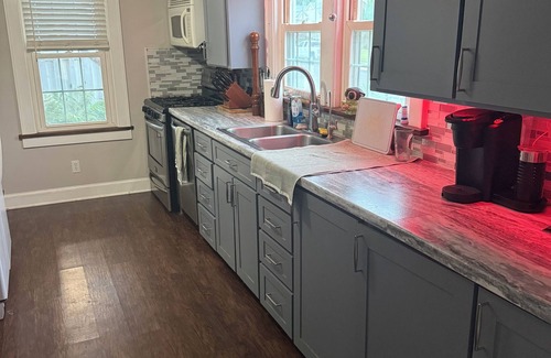 Washington House | Charming 4 Bedroom, Fire Pit, Outdoor Projector, Heated Pool, Close to Downtown