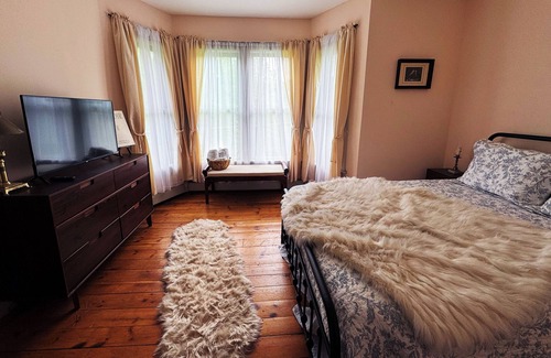 Franklin Other | Charming 4-bedroom farmhouse in brilliant Franklin with AC