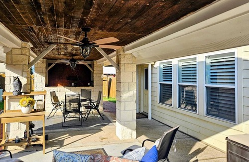 Rosenberg House | Charming 4-bedroom house with WiFi and AC in serene Rosenberg