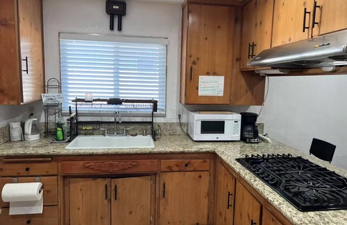 Baldwin Park House | Charming 4-bedroom bungalow in Baldwin Park with WiFi and AC