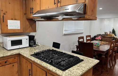 Baldwin Park House | Charming 4-bedroom bungalow in Baldwin Park with WiFi and AC