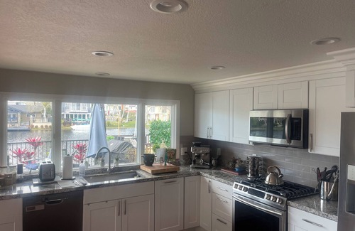 Lake Forest House | Charming 4-bedroom house On the Lake with Boat and deck