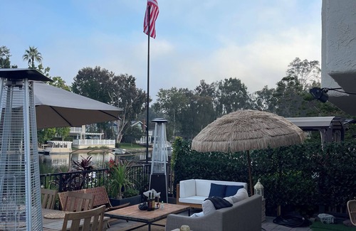 Lake Forest House | Charming 4-bedroom house On the Lake with Boat and deck