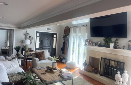 Lake Forest House | Charming 4-bedroom house On the Lake with Boat and deck