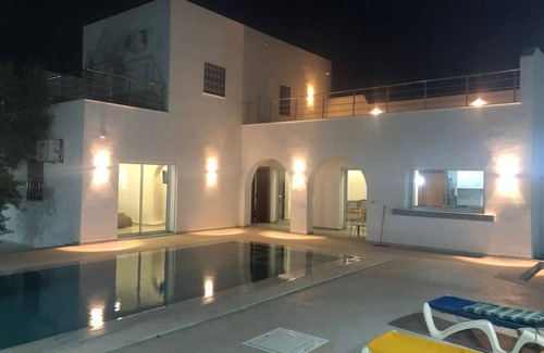 Fatou Villa | Charming 4-bedroom villa with swimming pool.WiFi and AC in djerba Houmt Souk