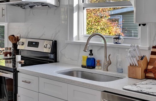 Troy House | Charming 4 Beds 2 Baths bungalow/Central AC/Near Frear Park & RPI/Pets Friendly