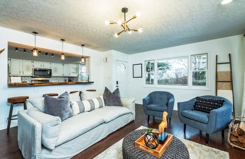 Royal Pines House | Charming 4BR retreat with Full Kitchen, Wifi and Patio | Pet-friendly