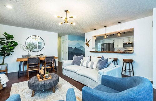 Royal Pines House | Charming 4BR retreat with Full Kitchen, Wifi and Patio | Pet-friendly