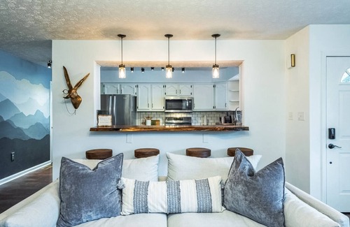 Royal Pines House | Charming 4BR retreat with Full Kitchen, Wifi and Patio | Pet-friendly