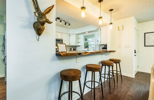 Royal Pines House | Charming 4BR retreat with Full Kitchen, Wifi and Patio | Pet-friendly