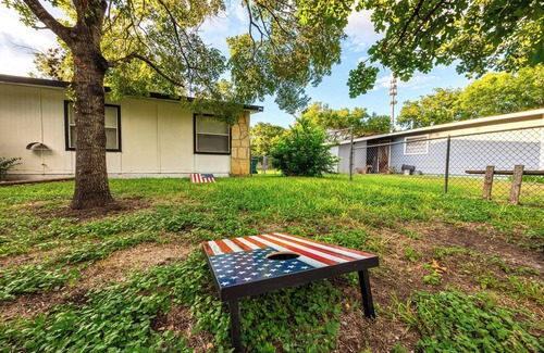 Southside House | Charming 5 Bedroom Home w/Hot Tub Near Lackland Air Force Base & Sea World