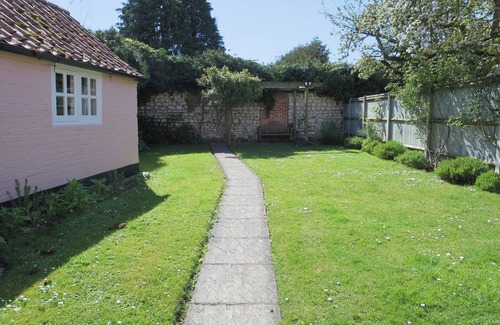 South Creake Cottage | Charming and beautifully placed.