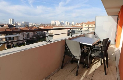 Chevilly-Larue Hotel | Charming Apartment w/Kitchenette Steps from Vibrant Market & Metro