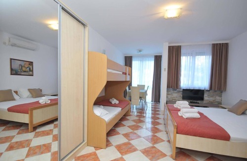 Centar Apartment | Charming Apartment in Centar with French Balcony