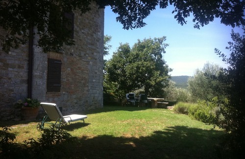 Monte Vibiano Vecchio House | Charming apartment in the medieval village Montelagello with garden and pool