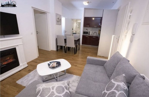 Favoriten Apartment | Charming Apartment Near Central Station, Bg10