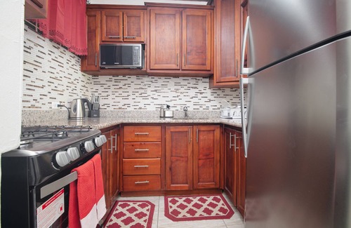 Beverly Hills Apartment | Charming apt - 5 mins to Bob Marley Week festivities @ The Bob Marley Museum