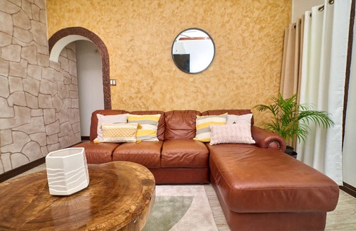 Beverly Hills Apartment | Charming apt - 5 mins to Bob Marley Week festivities @ The Bob Marley Museum