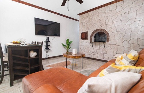 Beverly Hills Apartment | Charming apt - 5 mins to Bob Marley Week festivities @ The Bob Marley Museum